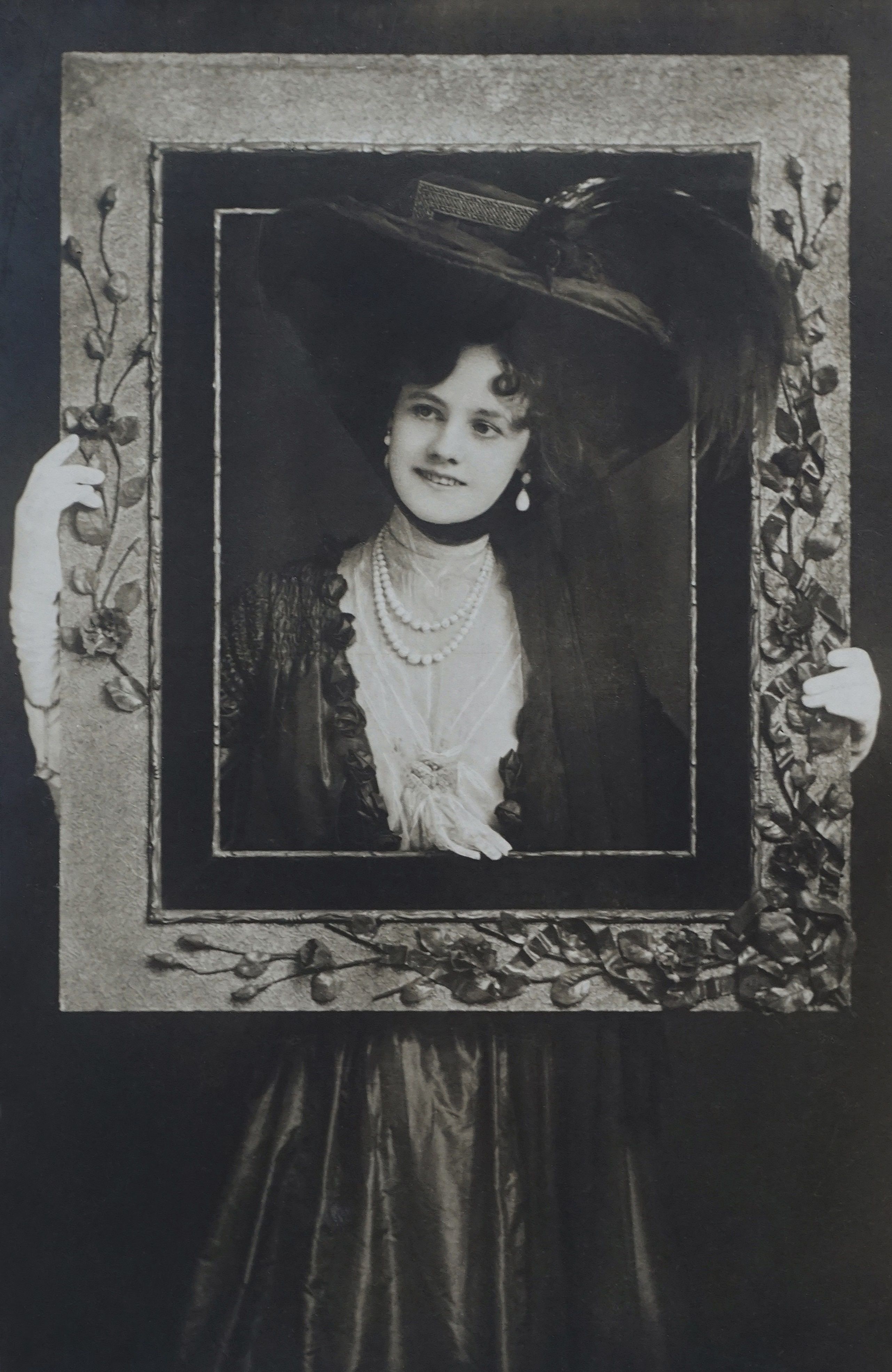 Courtesans Who Became Cultural Icons: The Real Reason History Still Remembers Them 5 Black and white portrait of a famous courtesan in a vintage gown holding an ornate frame