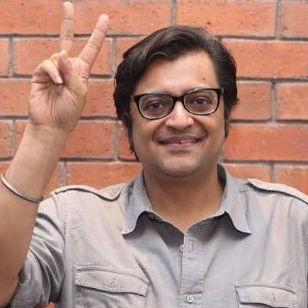 Arnab Goswami showing victory Sign